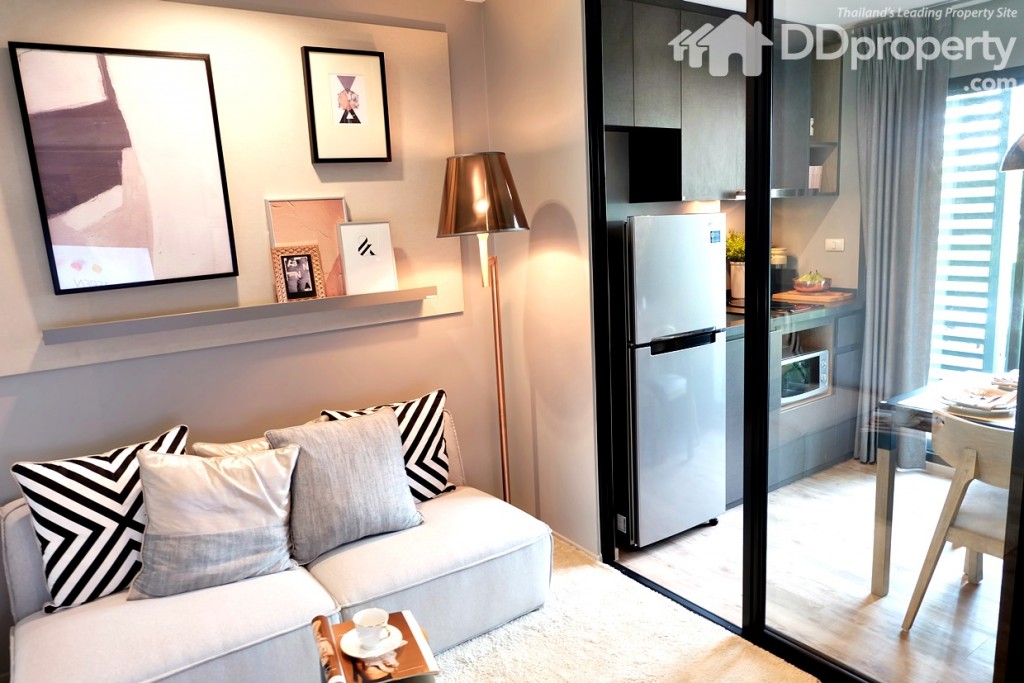 ห้องนั่งเล่นอยู่ติดกับห้องครัว