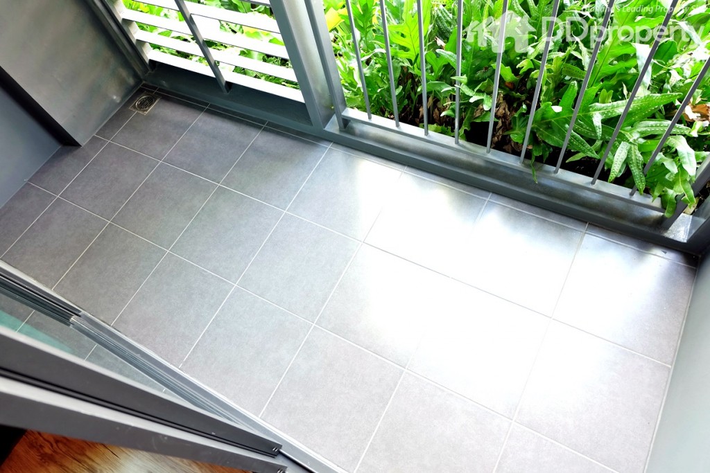 ระเบียงขนาด 1 x 2.3 ม. โดยประมาณ