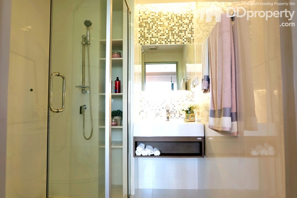 ห้องน้ำแบบมาตรฐานแยกส่วนเปียงแห้งอย่างชัดเจน