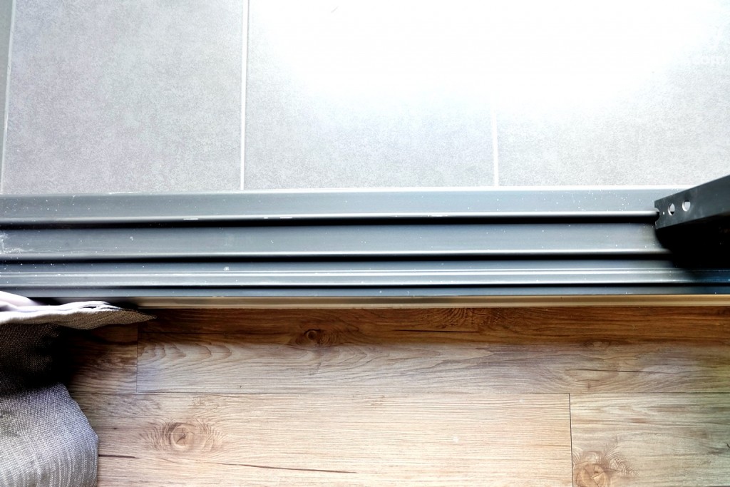 พื้นห้องเป็นไวนิล ส่วนระเบียงเป็นพื้นกระเบื้อง