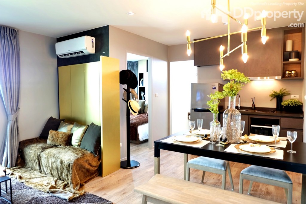 ถือว่าเป็นห้องที่ดูโปร่งมากทีเดียว ดูมีพื้นที่ใช้สอยเยอะมาก