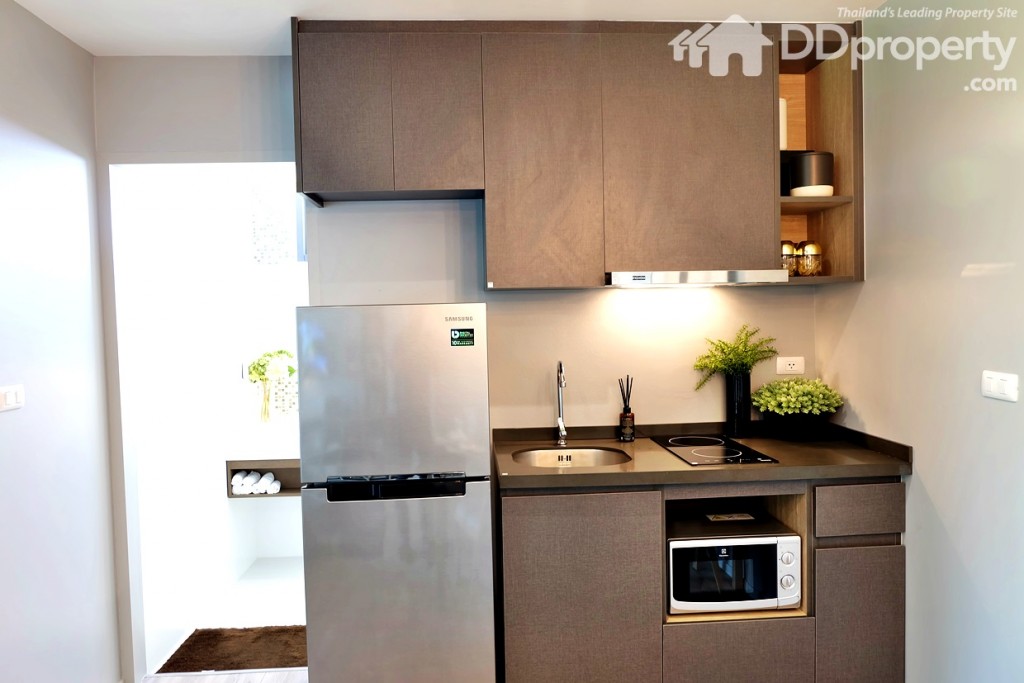 ห้องน้ำอยู่ด้านหลังห้องครัว