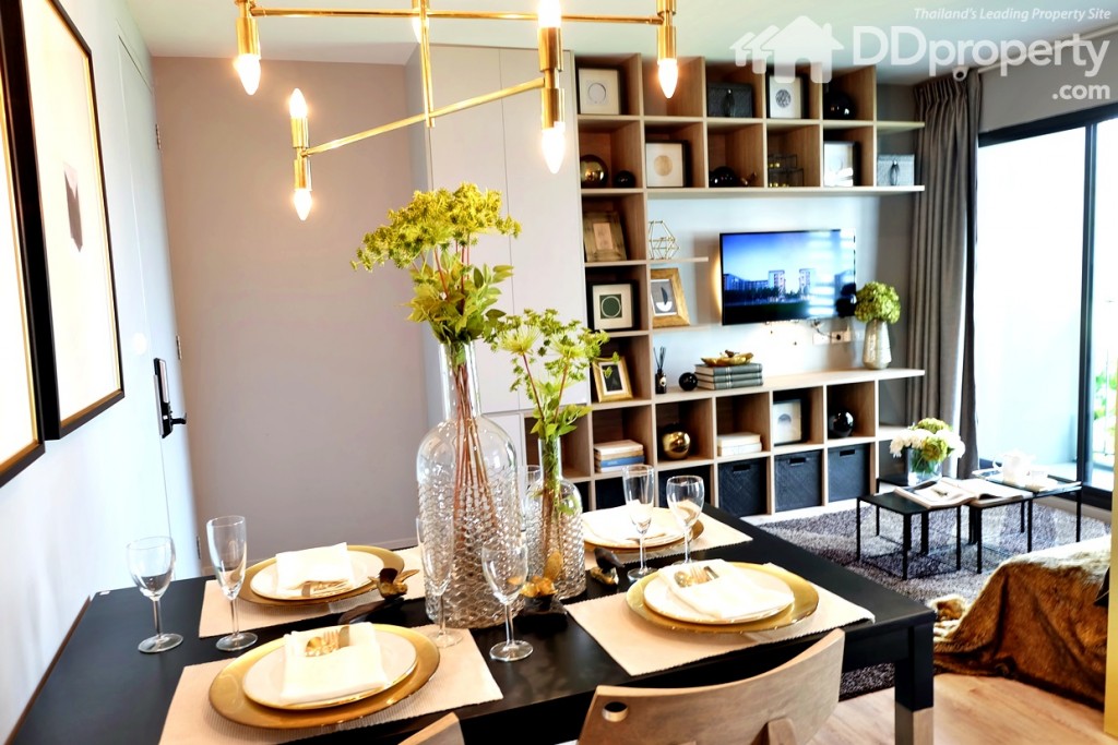 โต๊ะรับประทานอาหารอยู่ตรงการห้อง