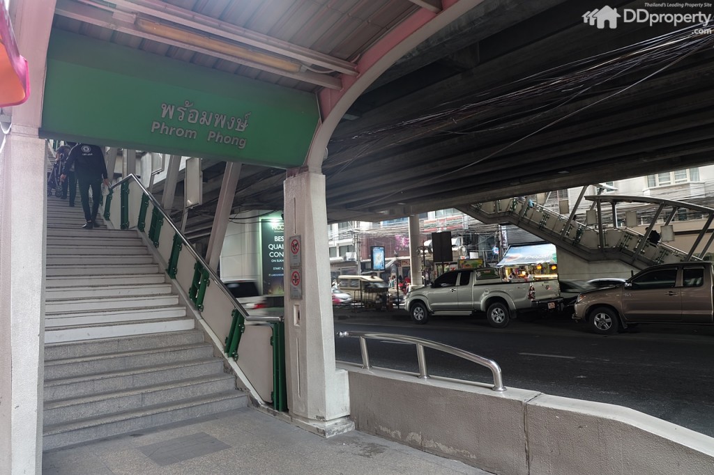 สถานีรถไฟฟ้าพร้อมพงษ์ทางออก 3