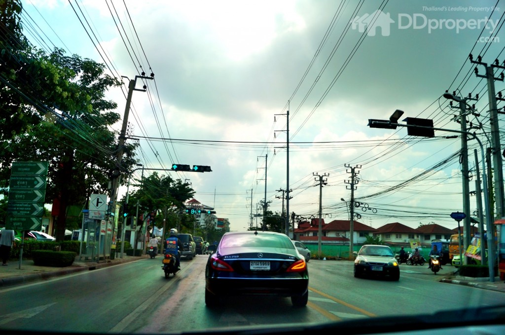 วิ่งตรงไปอีกสักพักจะเจอไฟแดงให้เลี้ยวขวา