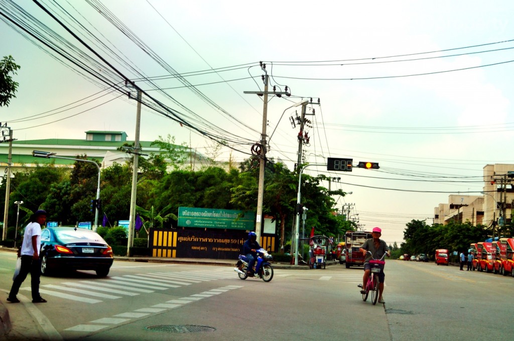 แล้วเลี้ยวซ้ายอีกครั้ง เมื่อถึงสามแยกจะเห็นป้ายศูนย์บริการสาธารณสุข