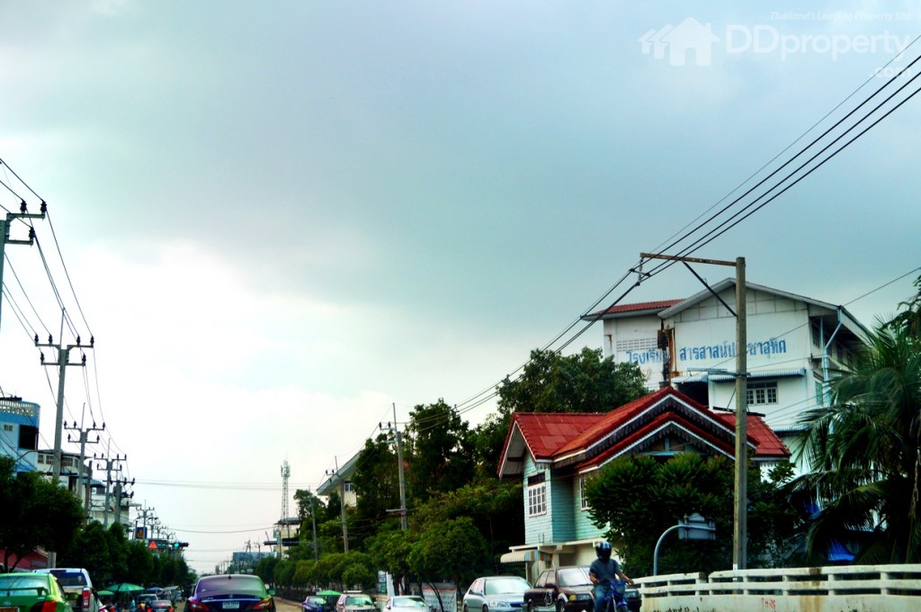 ให้ตรงไปผ่านโรงเรียนสารสาสน์ ประชาอุทิศ ด้านขวามือ