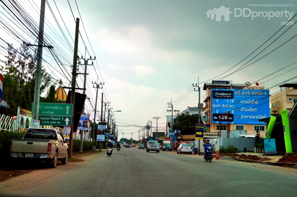 ผ่านโรงเรียนสารสาสน์ วิเทศศึกษาอยู่ทางซ้ายมือ