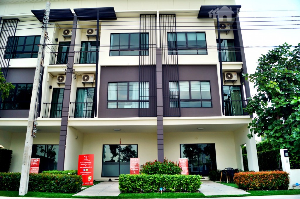 การออกแบบตัวบ้านมีแบบเดียว มาในสไตล์โมเดิร์นใช้โทนสีขาว-เทาเข้ม