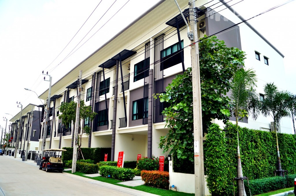 มีการตกแต่ง อาคารด้วยระแนงเหล็กทาสีดำ