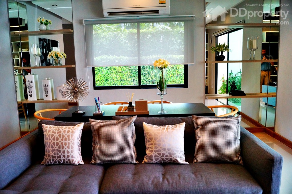 ส่วนของห้องรับแขก-นั่งเล่น สามารถแบ่งเป็นส่วนที่นั่งรับประทานอาหารได้