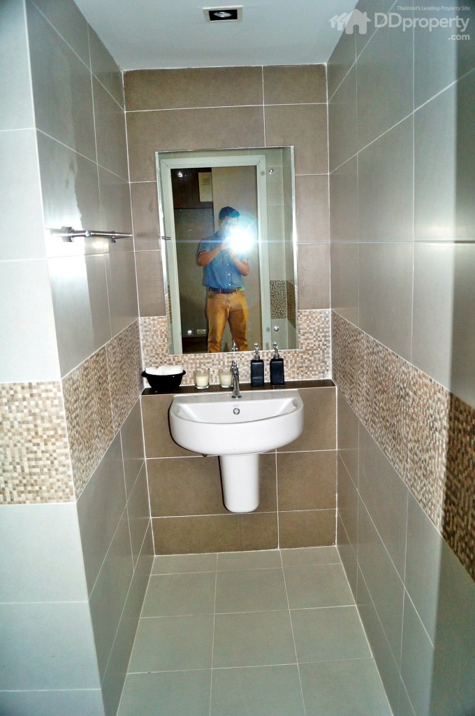 ห้องน้ำส่วนกลางอยู่ใต้บันไดชั้นหนึ่ง