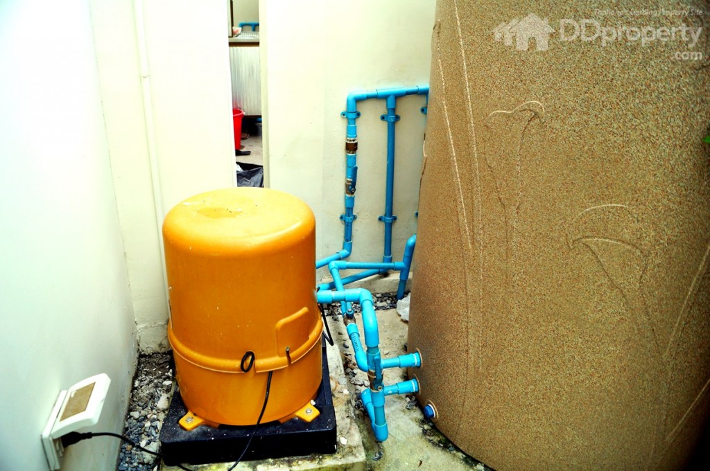 เครื่องปั้มน้ำและ แท้งน้ำที่มาพร้อมกับตัวบ้าน