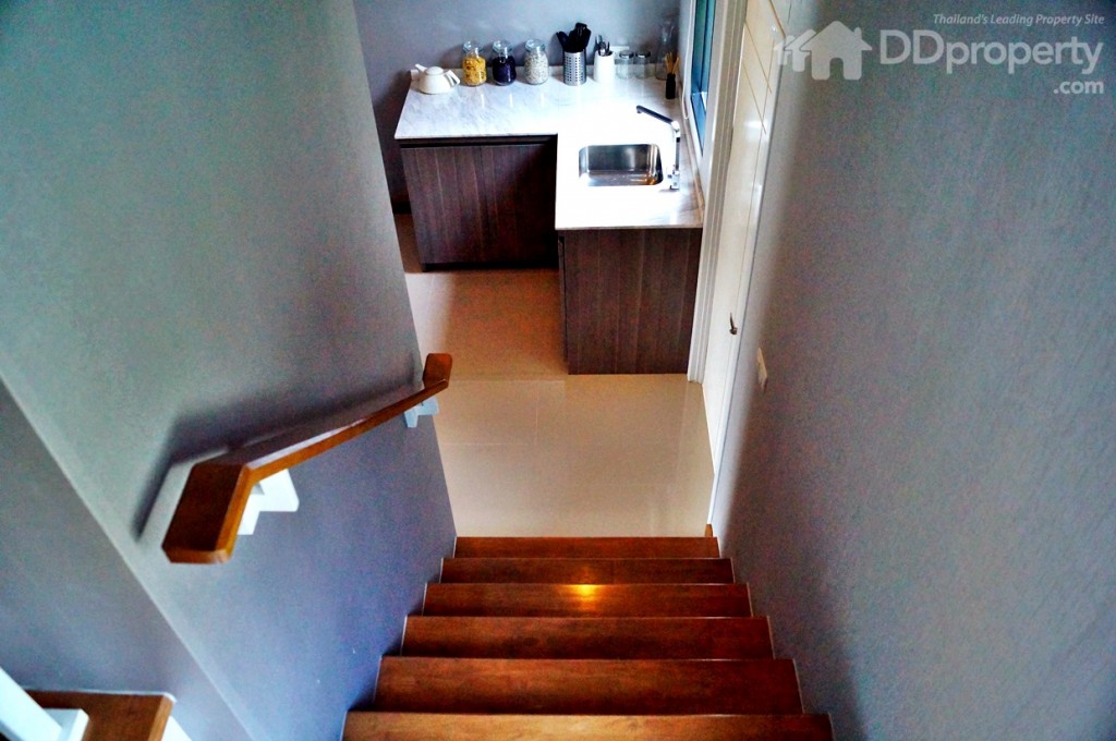 บันไดขึ้นชั้นสองอยู่บริเวณพื้นที่ห้องครัว