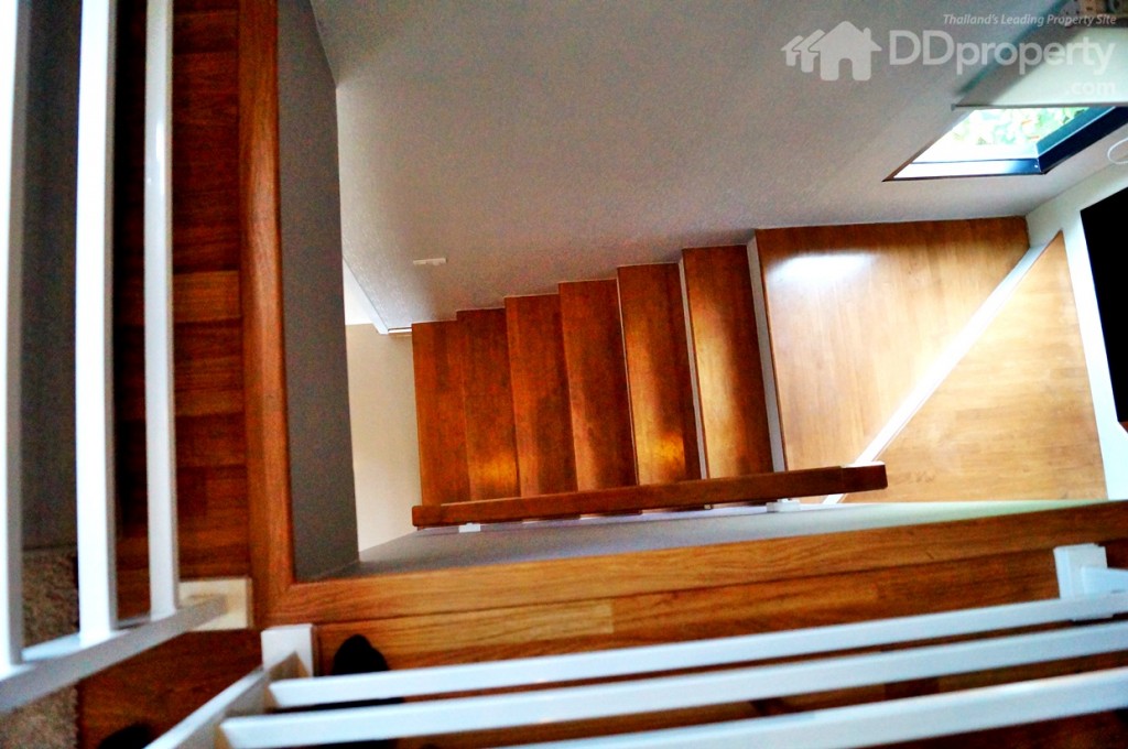 พื้นบันไดปูด้วยลามิเนตลายไม้