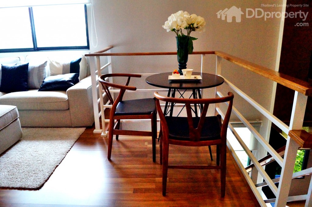 พื้นชั้น 2 ปูพื้นด้วยลามิเนตลายไม้