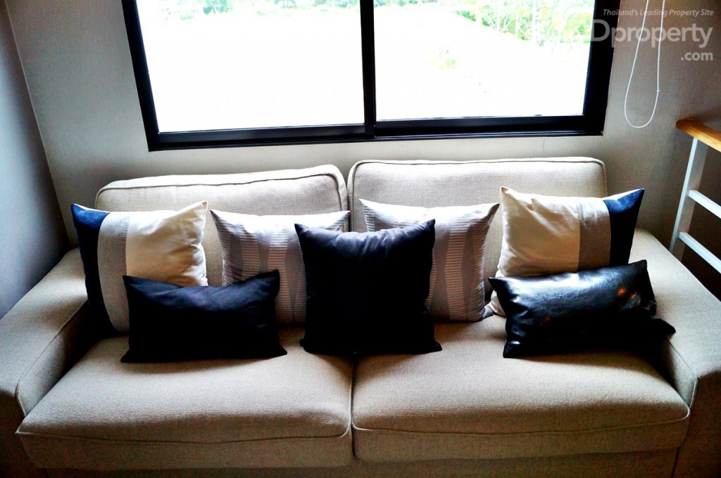 หน้าต่างบานเลื่อนเป็นอลูมิเนียมกระจกใสเขียว กรอบอลูมิเนียมสีดำ