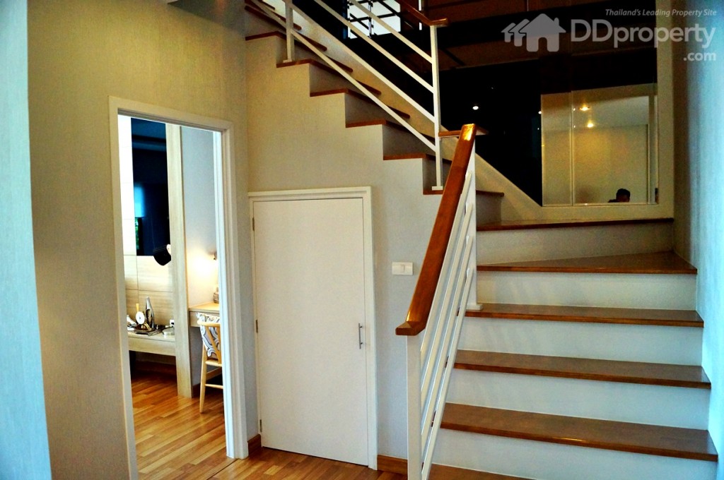 ห้องนอนใหญ่อยู่ทางซ้ายมือ