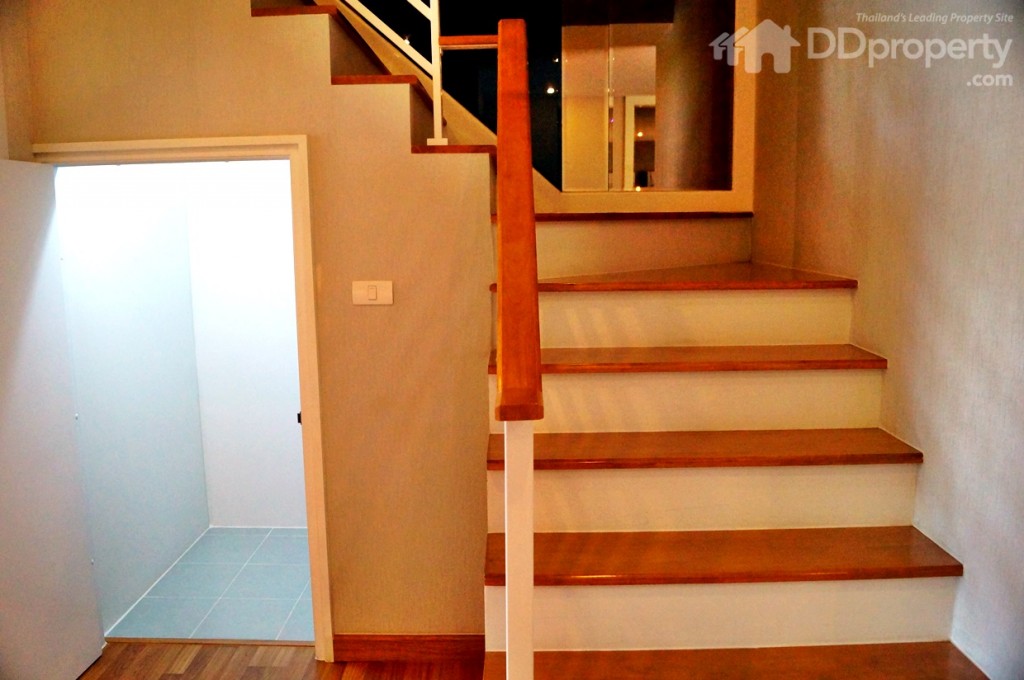 มีห้องเก็บของอยู่ใต้บันไดขึ้นชั้น 3