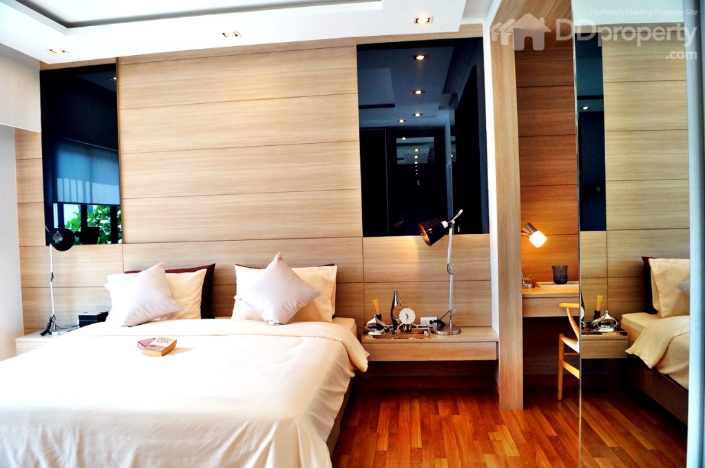 ตัวห้องดูโดดเด่นจากลายไม้ และกระจกเงา