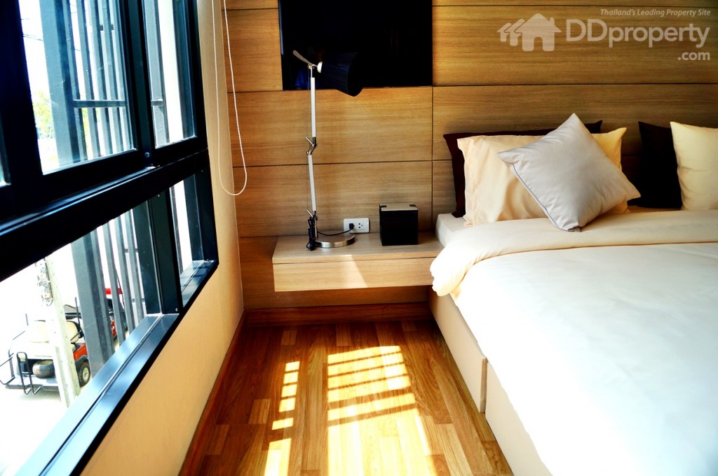 พื้นที่ว่างด้านข้างเตียงฝั่งซ้าย