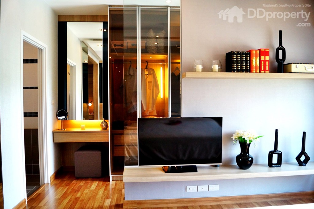 มุมซ้ายของห้องเป็นห้องน้ำในตัว