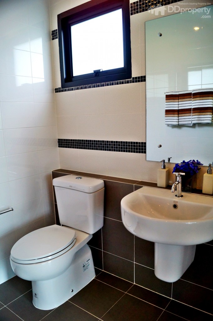 พื้นห้องน้ำเป็นกระเบื้องผิวหยาบ