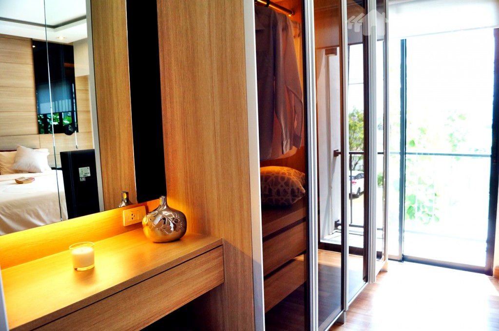 พื้นที่ห้องแต่งตัวอยู่ติดกับห้องน้ำ เพื่อความสะดวกในการใช้งาน