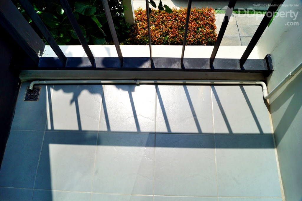 ระเบียงกว้างประมาณ 1 x 1.5 ม.