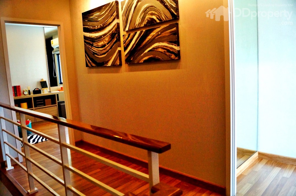 ชั้น 3 ค่อนข้างมืดนิดนึง แม้จะติดโคมไฟให้แสงสว่างก็ยังไม่พอ