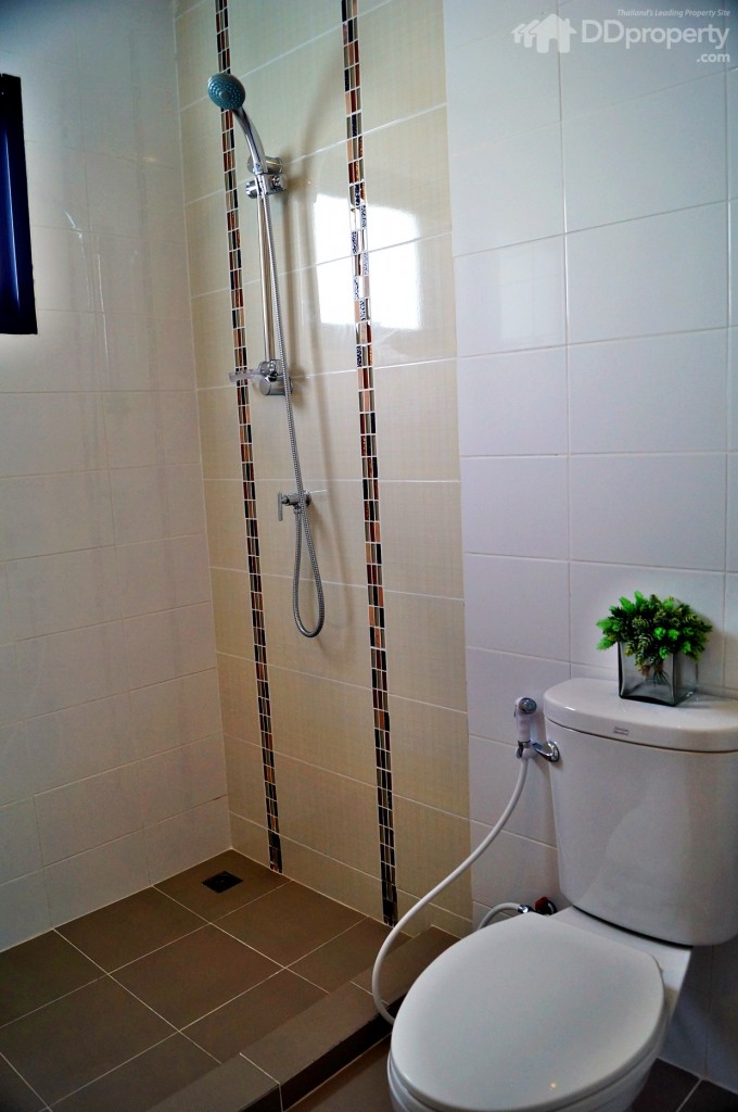 ไม่ได้แยกส่วนเปียกแห้งให้ ผู้ซื้อต้องติดกระจกกันอาบน้ำเอง