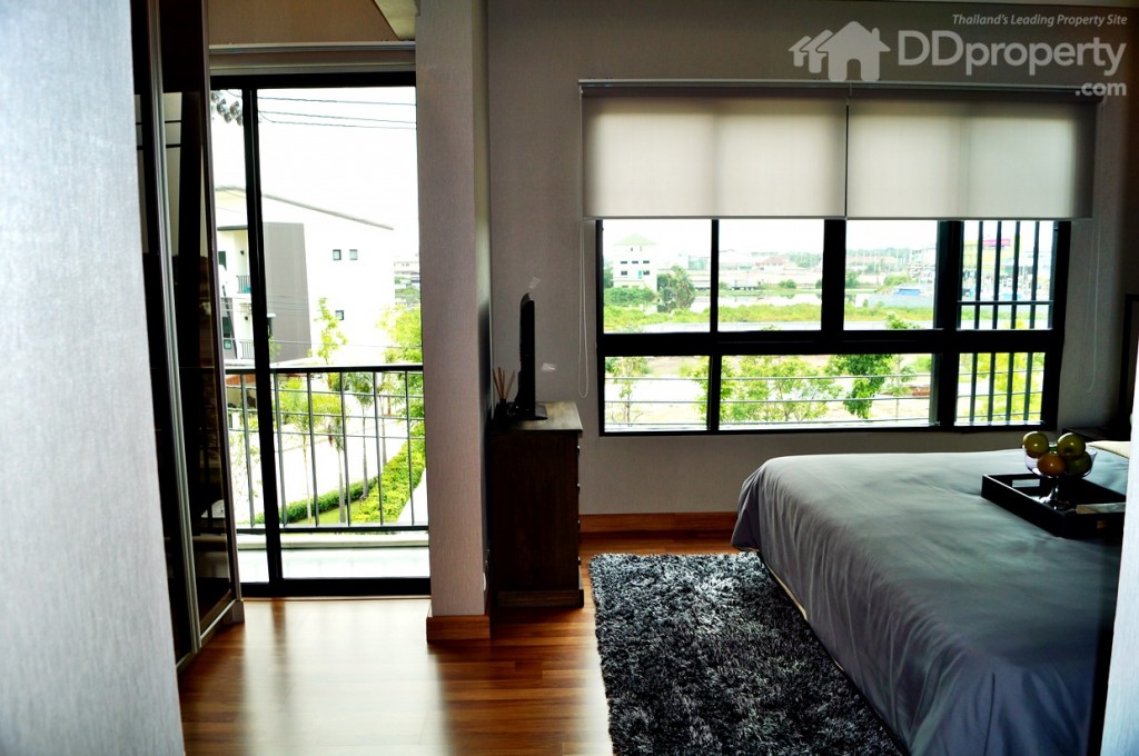 ห้องนอนใหญ่บนชั้น 3 หน้าต่างบานเลื่อนเป็นอลูมิเนียมกระจกใสเขียว กรอบอลูมิเนียมสีดำ