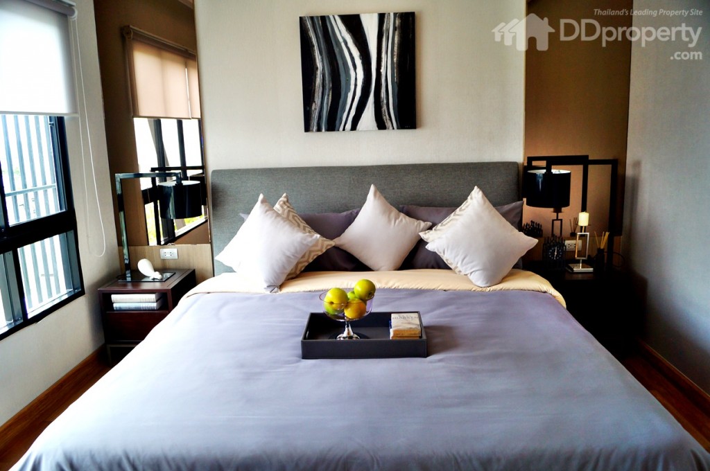 เตียงขนาด 6 ฟุต ซึ่งดูจะพอดีกับห้อง