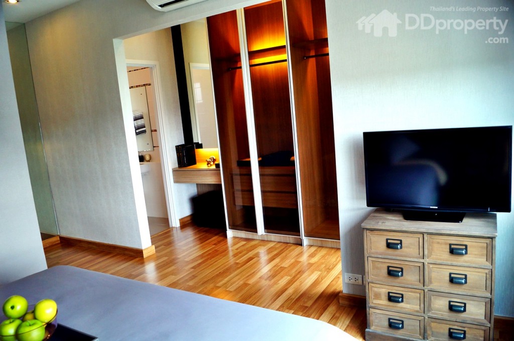 ช่วงปลายเตียงเป็นห้องน้ำ และห้องแต่งตัว