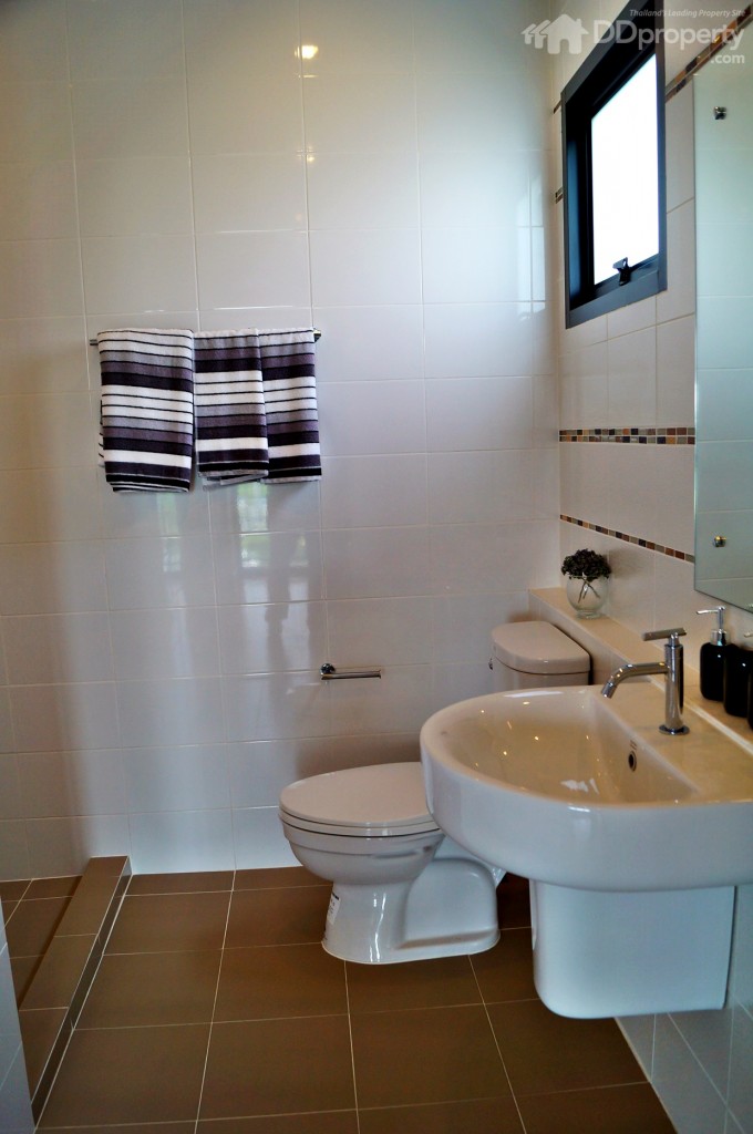 สุขภัณฑ์ให้ของ American Standard เหมือนกับห้องอื่นๆ