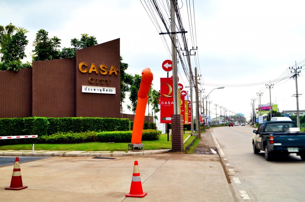 ซ้ายมือหน้าโครงการเป็นถนนเข้าไปในซอยประชาอุทิศ 90