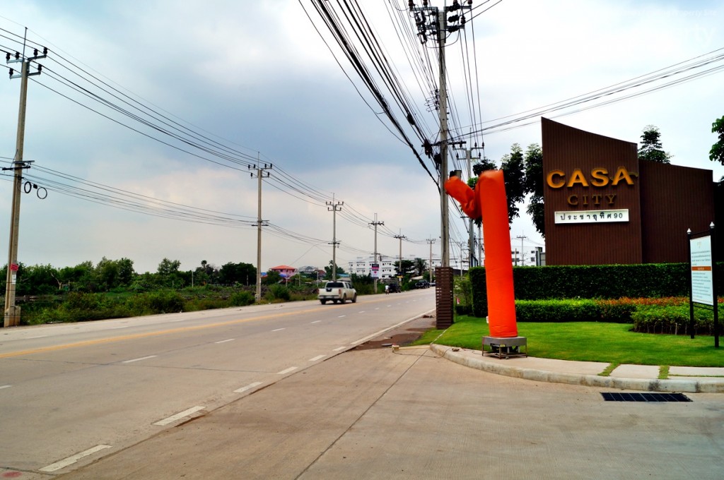 ขวามือหน้าโครงการเป็นถนนเข้าไปปากซอยประชาอุทิศ 90 ซึ่งเป็นย่านชุมชน