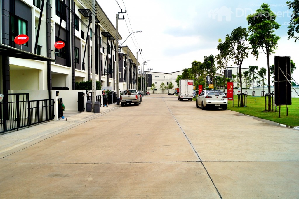 ถนนเส้นหลักทางเข้าโครการกว้าง 12 ม.