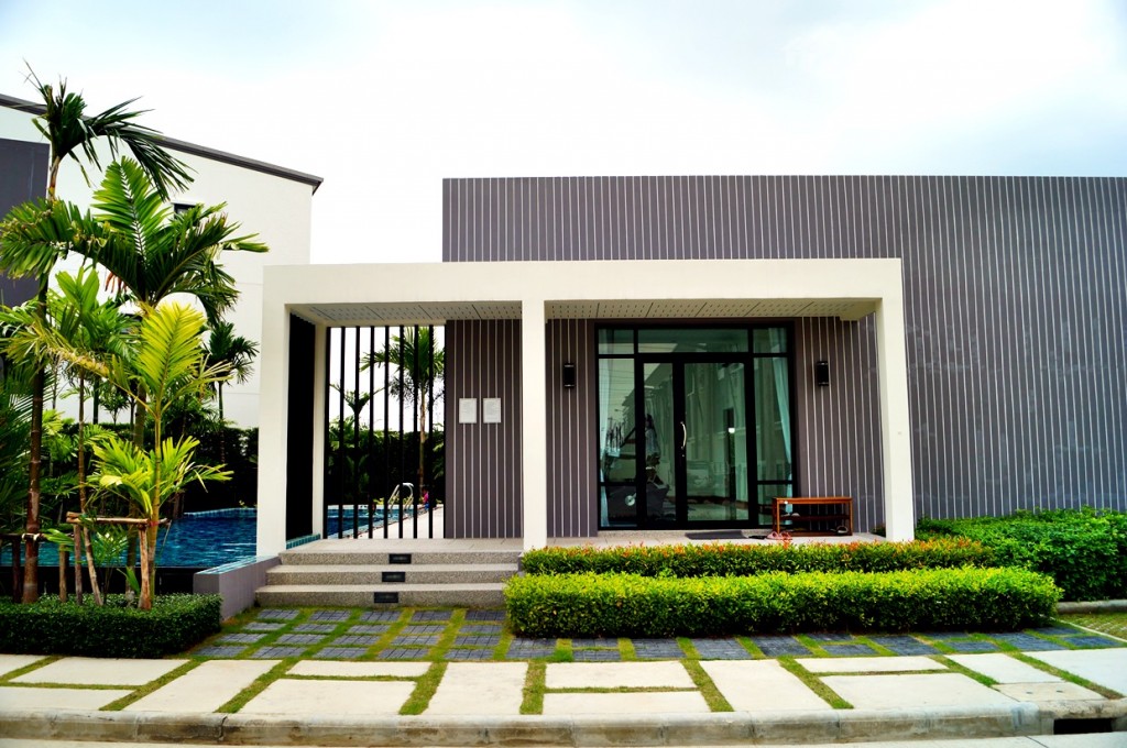 คลับเฮาส์ของโครงการอยู่ติดกับบ้านตัวอย่าง