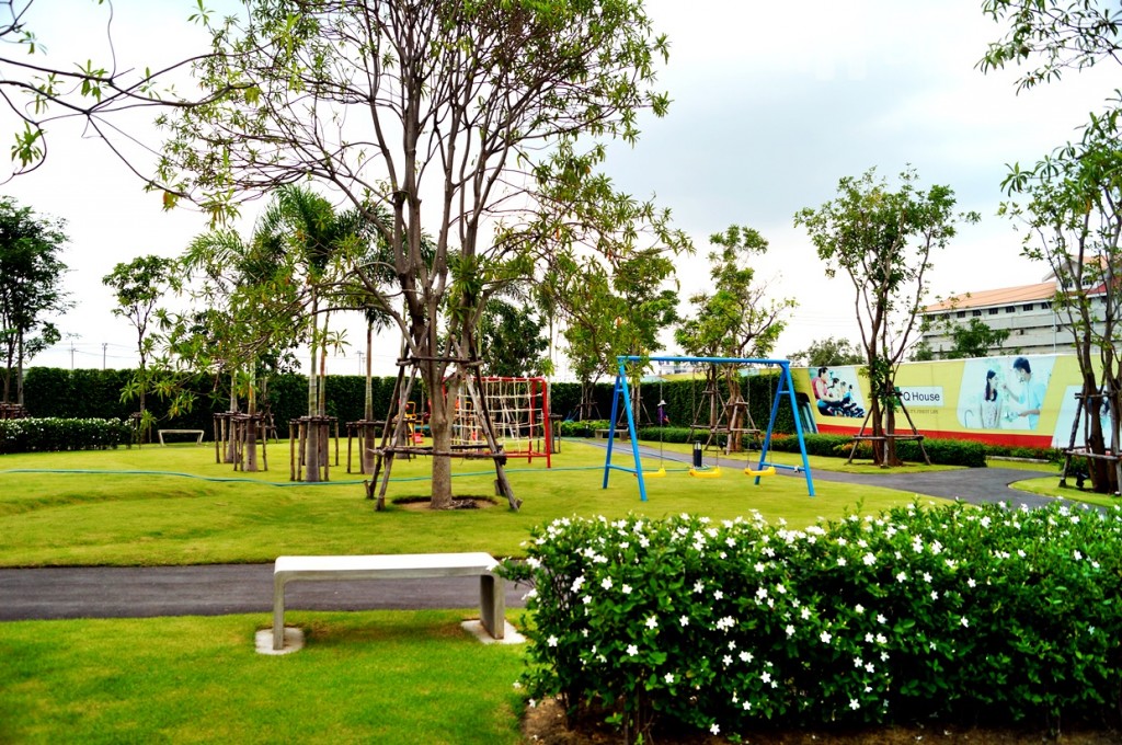 พื้นที่สวน และสนามเด็กเล่น