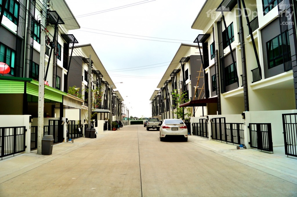 ถนนเส้นในกว้าง 9 เมตร