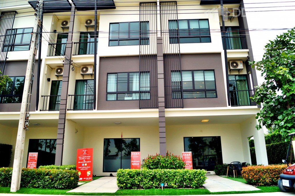 สำนักงานขายอยู่ติดกับห้องตัวอย่างด้านหน้าทางเข้า