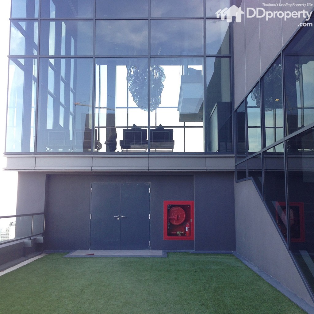 Common space providing tables and chairs for purposes at the rooftop (53th floor)