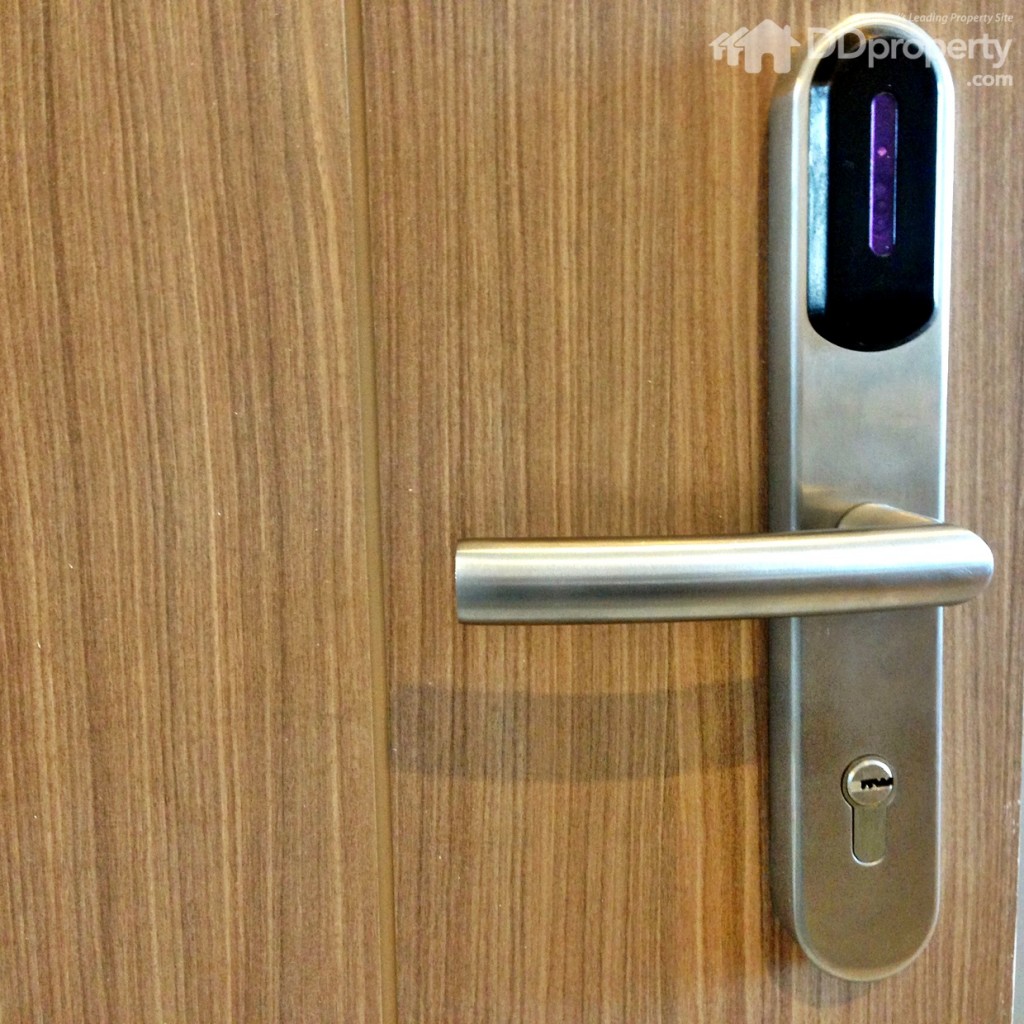 ประตูห้องระบบดิจิตอลล็อกแบบมือจับ