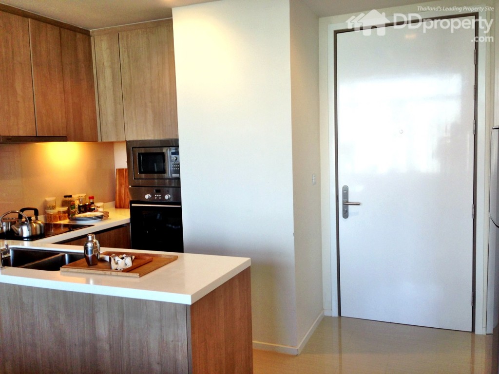 เมื่อเข้ามาในห้อง ห้องครัวจะอยู่ด้านขวามือ ส่วนด้ายมือจะเป็นชั้นเก็บของแบบบิวท์อิน