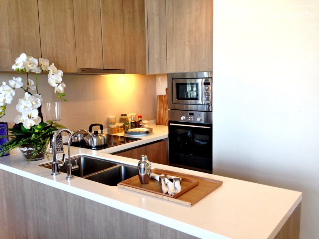 เคาน์เตอร์ห้องครัวพื้นผิวหิน Corain หรือ เทียบเท่า