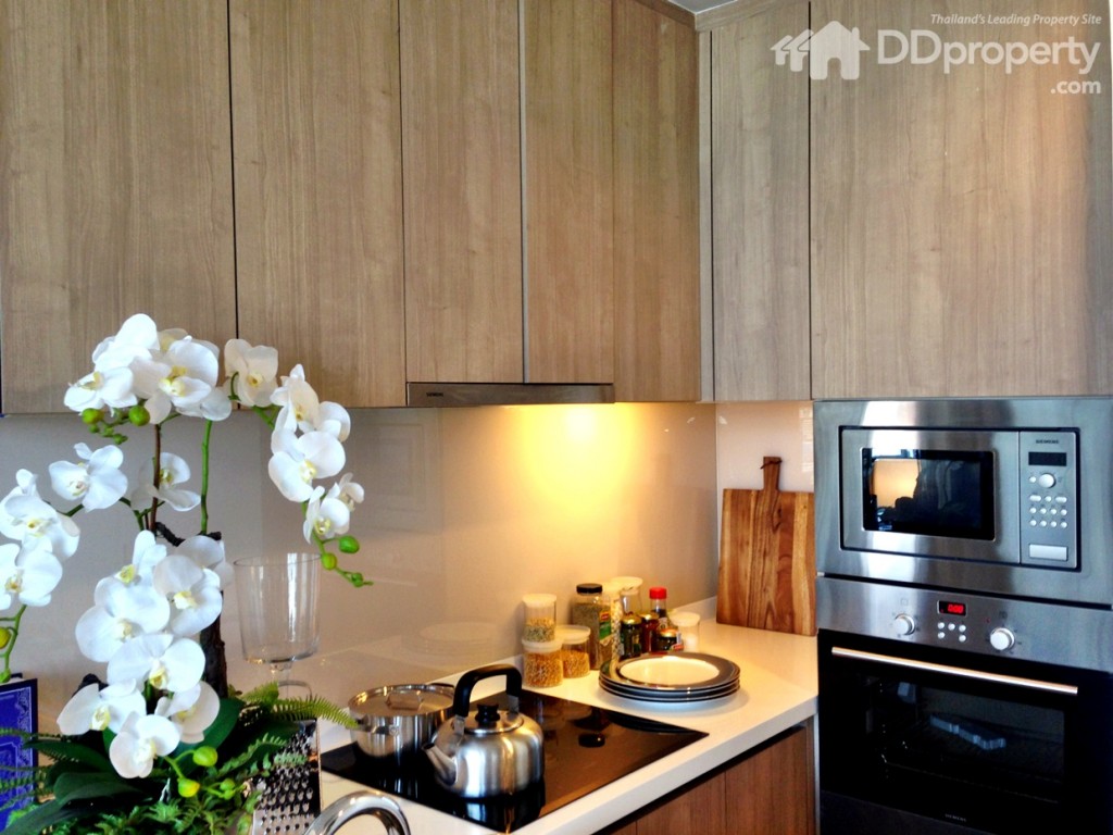 ชั้นวางของบิวท์อิน พร้อมระบบปิดกันกระแทก เฟรมอลูมิเนียม