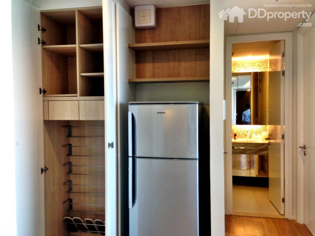 พื้นที่ด้านซ้ายของตัวห้อง ถูกบิวท์อินท์ให้เป็นพื้นที่เก็บของอย่างเป็นระเบียบ