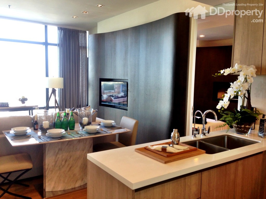 มุมมองระหว่างห้องครับกับโต๊ะรับประทานอาหาร