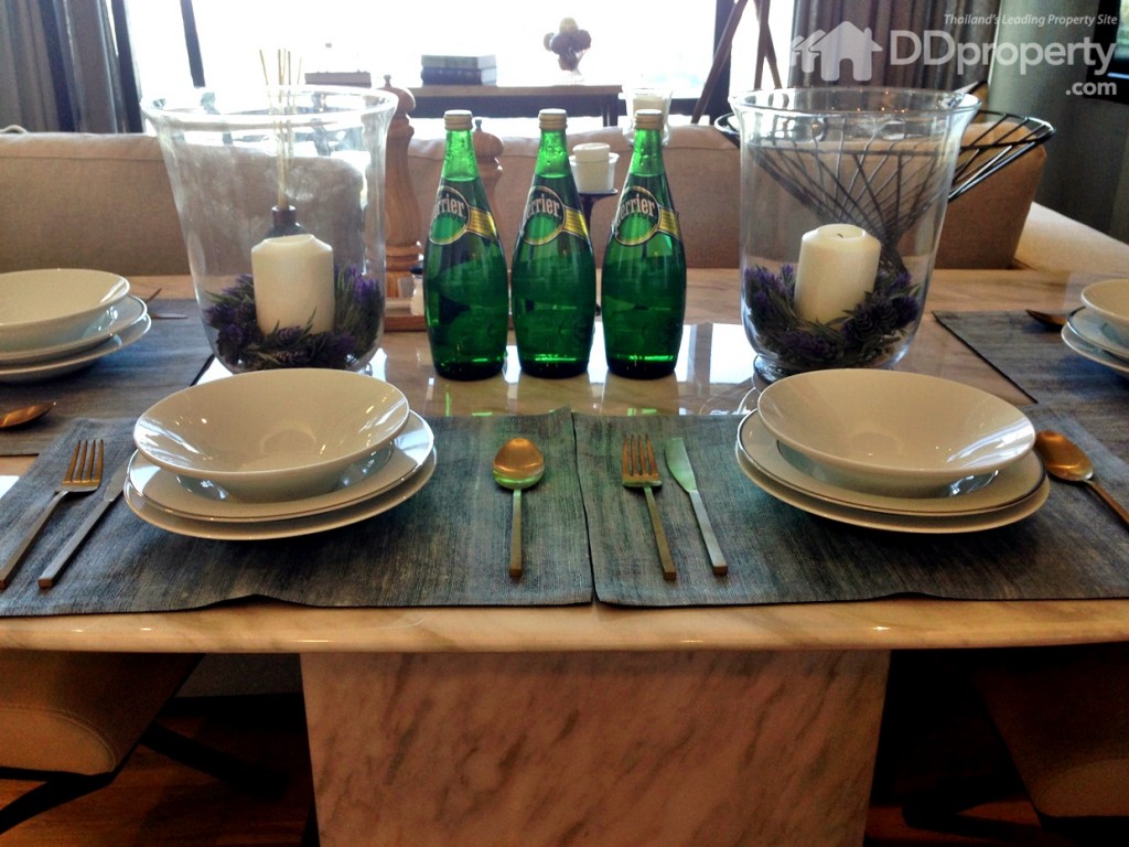 โต๊ะรับประทานอาหารตั้งอยู่บริเวณหลังโซฟา